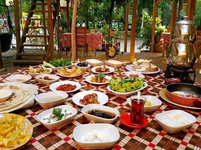 <span>14:00</span> استراحة الغداء 🍽️