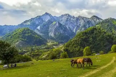 🇦🇿 برنامج سياحي إلى أذربيجان – 7 أيام / 6 ليالي 🌄🌆