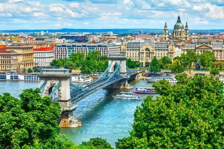 🇭🇺 برنامج سياحي إلى المجر – 4 أيام و3 ليالٍ: بودابست، مقهى نيويورك، جزيرة مارغريت 🏰☕🌿
