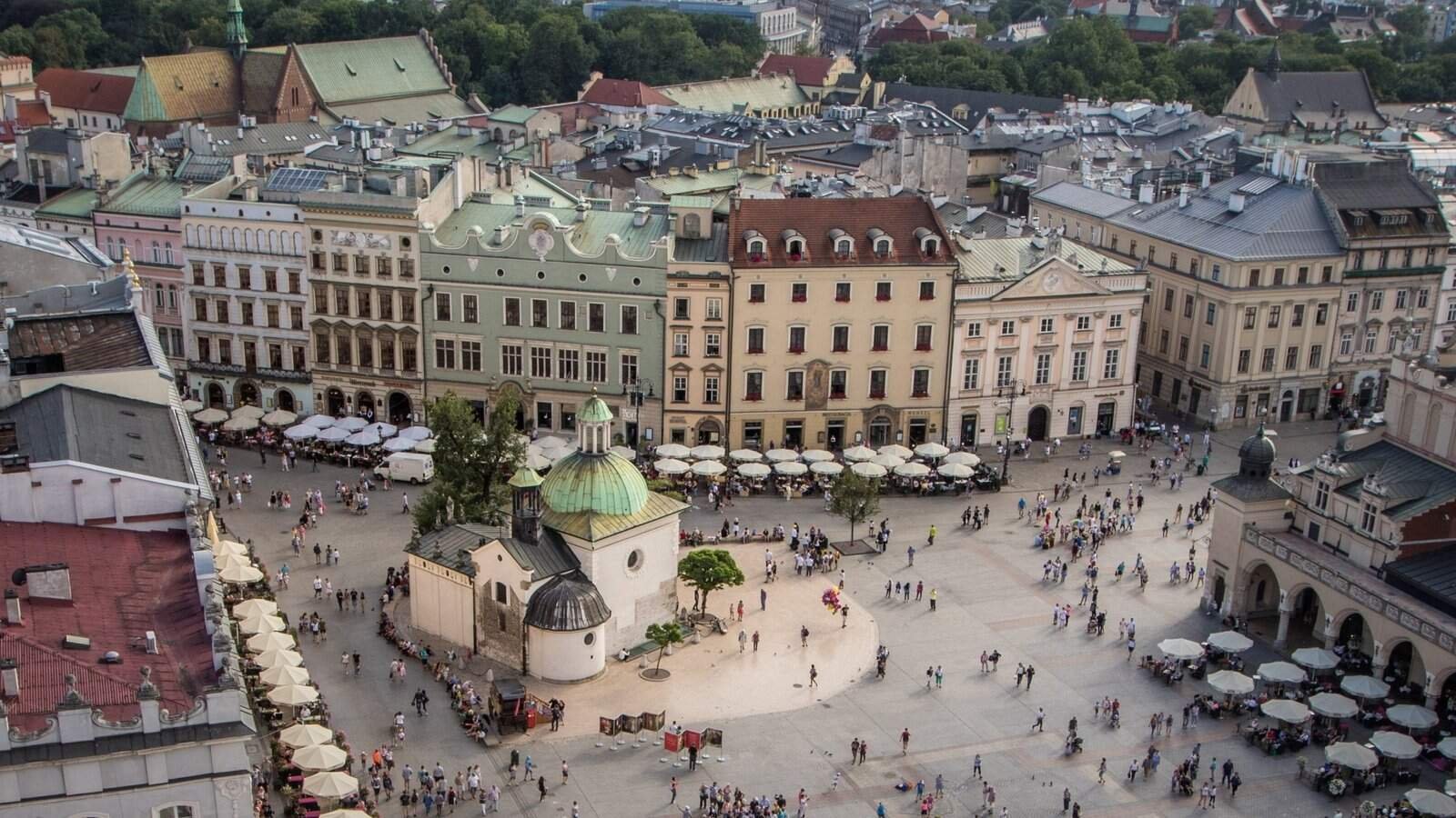 <span>🕙 10:30 AM </span>Historic Old Town Exploration
