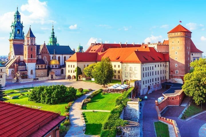<span>⏰ 09:00 AM </span>Wawel Castle & Cathedral
