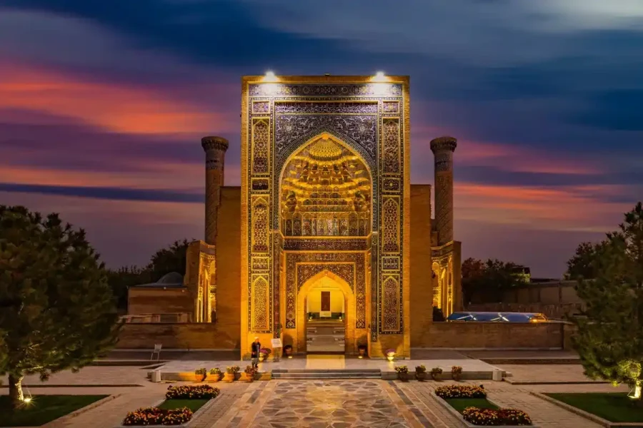 🇺🇿 برنامج سياحي إلى أوزبكستان – 5 أيام و4 ليالٍ: طشقند وجبال تشيمغان وسمرقند 🕌🏔️🚆